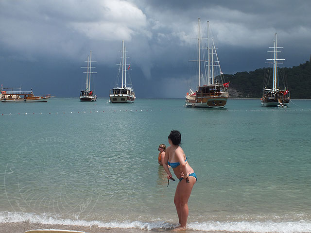 13-05-13-Kemer-Tornado-25-s.jpg - Dann posierten im letzten Sonnenschein noch zwei Nixen