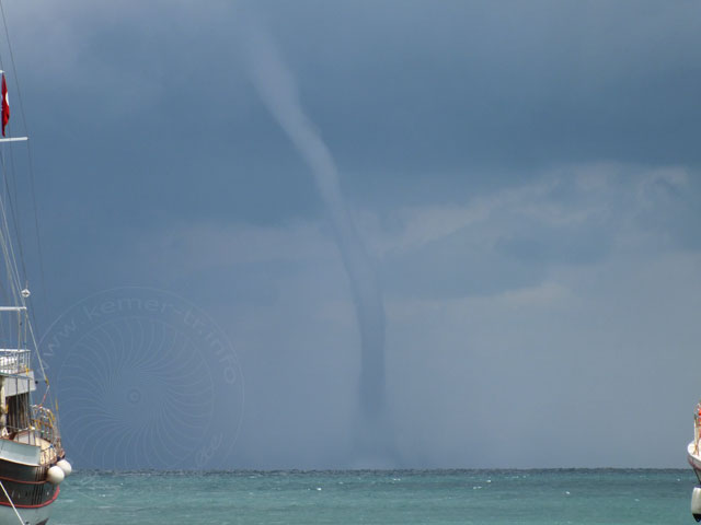 13-05-13-Kemer-Tornado-35-s.jpg - Von links kam eine Regenwand