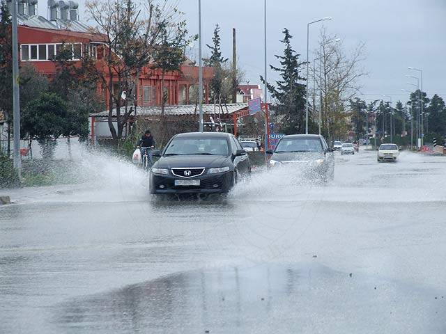 9-02-26-W-Kemer-05-s.JPG - Einige Straßen machen den Flüssen Konkurrenz - Eine Spritztour im wahrsten Sinne des Wortes