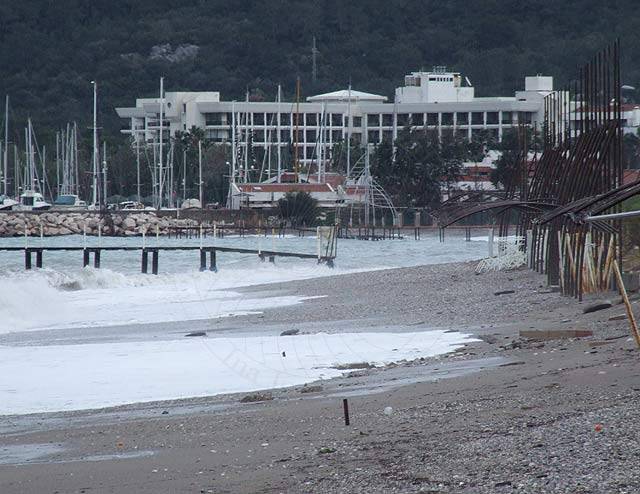 9-02-26-W-Kemer-17-s.JPG - Wo im Sommer viele Reihen Strandliegen stehen, schlagen die Wellen jetzt hoch hinauf