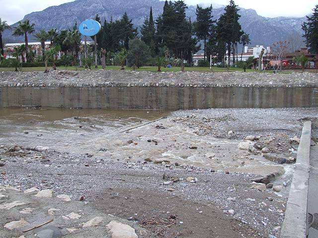 9-02-26-W-Kemer-18-s.JPG - Selbst das sonst immer leere Bachbett neben den Diskos führt Wasser