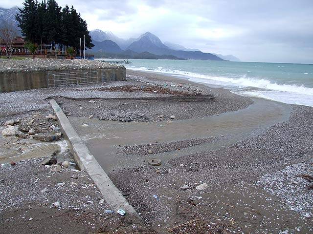 9-02-26-W-Kemer-20-s.JPG - und das Wasser findet auch seinen Weg bis ins Meer