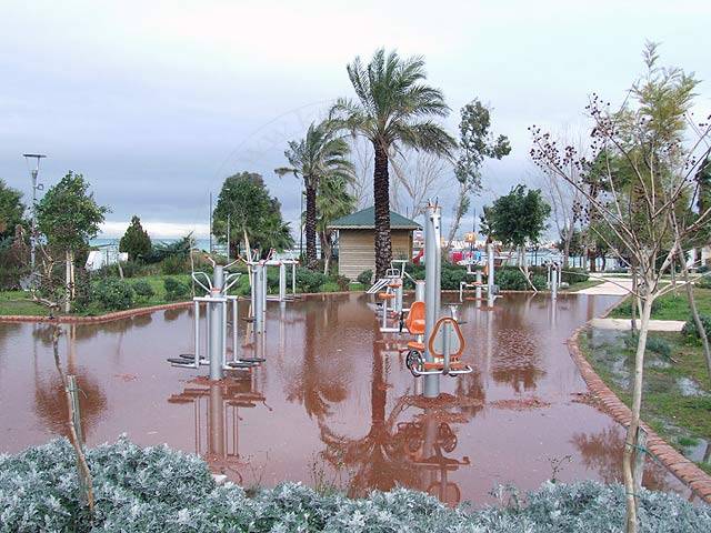 9-02-26-W-Kemer-25-s.JPG - Selbst der "Spielplatz für Erwachsene" ist nur noch was für "Kneipp-Jünger", die gerne Wasser treten ...