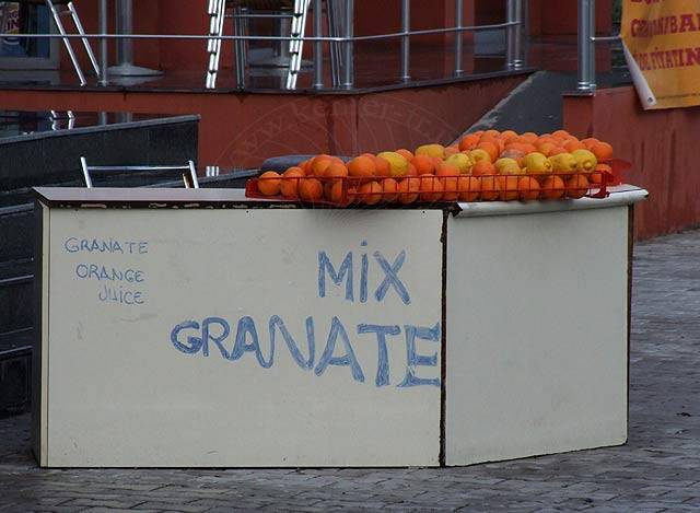 9-02-26-W-Kemer-52-s.JPG - Bei dem Wetter ist ein Vitaminstoß mit frisch gepresstem Saft "Granatenmäßig" richtig!