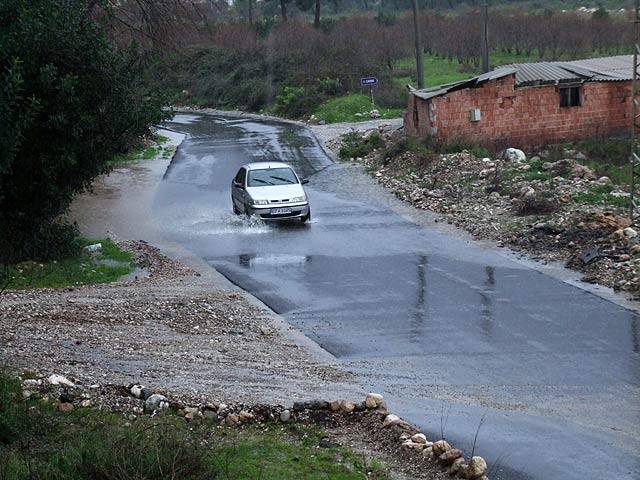 9-02-26-Wetter-06-s.JPG - Der Dauerregen bildet auf unserer neuen Straße tiefe Lachen