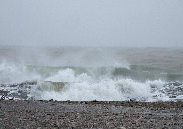 9-02-26-Wetter-09-s.JPG - Das Meer zeigt sich am Strand von Camyuva von seiner wilden Seite