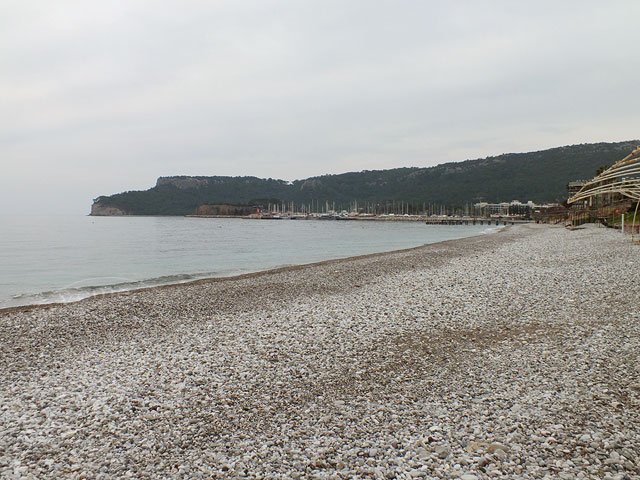 12-02-06-Kemer-6-s.jpg - Wo am Tag zuvor noch Kiesstrand und ruhiges Meer waren -