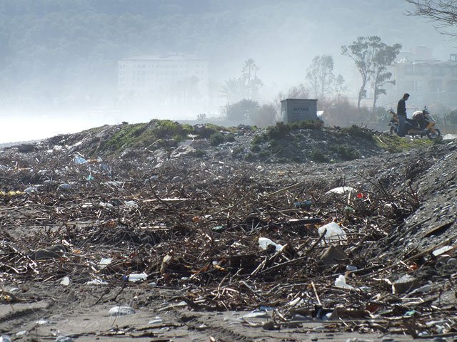 12-02-07-2-Kiris-56-s.jpg - Angeschwemmtes Strandgut wurde sofort nach Brennholz durchsucht