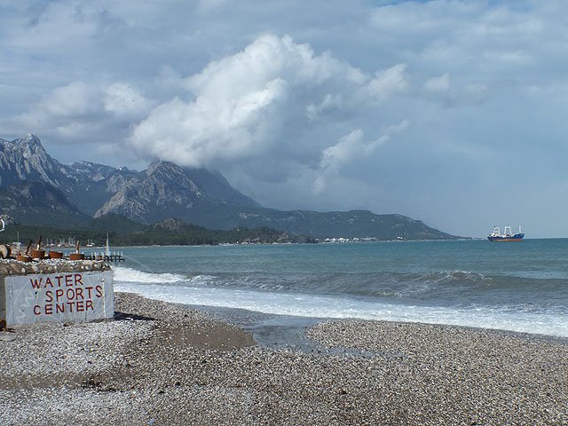 12-02-07-3-Kemer-10-s.jpg - Ein Frachter hatte sich vor dem Sturm sehr nah an Land in die Kemerbucht gewagt