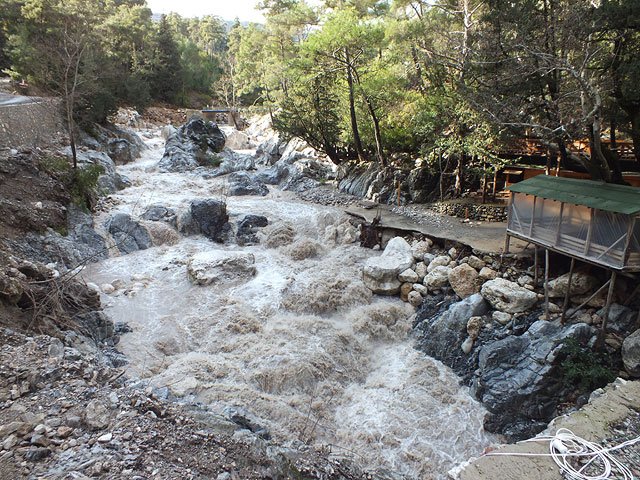 12-02-07-4-Kesme-Bogazi-073-s.jpg - Die Wassermassen haben wieder einen Teil der Betonfundamente weggerissen