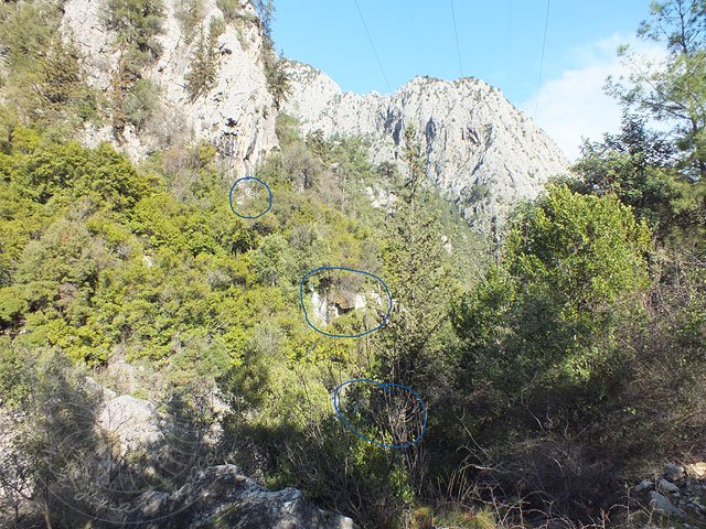 12-02-07-4-Kesme-Bogazi-103-s.jpg - Die Kringel sollen den Verlauf des ca. 50m hohen Wasserfalls hinter der Brücke zeigen