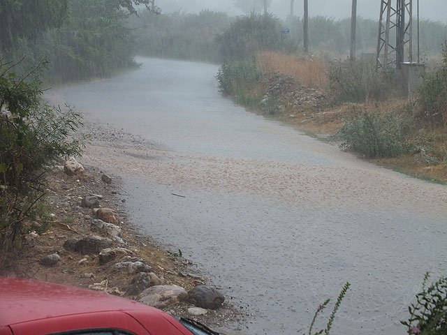 12-10-10-Regen-03-s.jpg - Der erste kräftige Regenguss - eine Wohltat nach 5 Monaten Sonne und Trockenheit