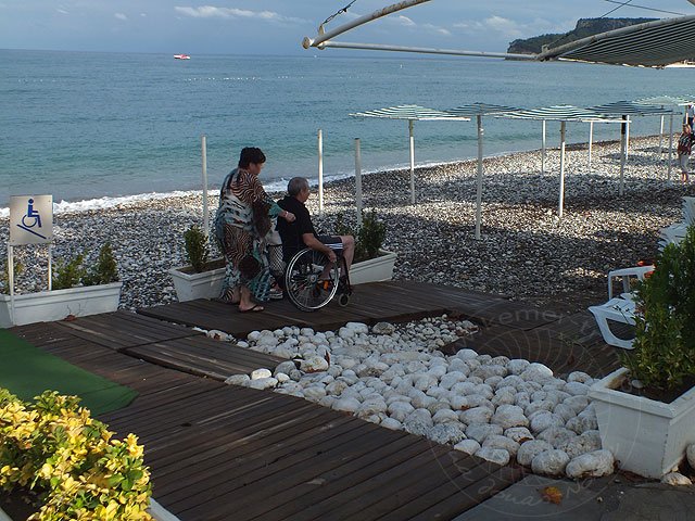 12-10-23-Kemer-04-s.jpg - Sonnenstrahlen locken aber sofort wieder Urlauber an den Strand von Kemer