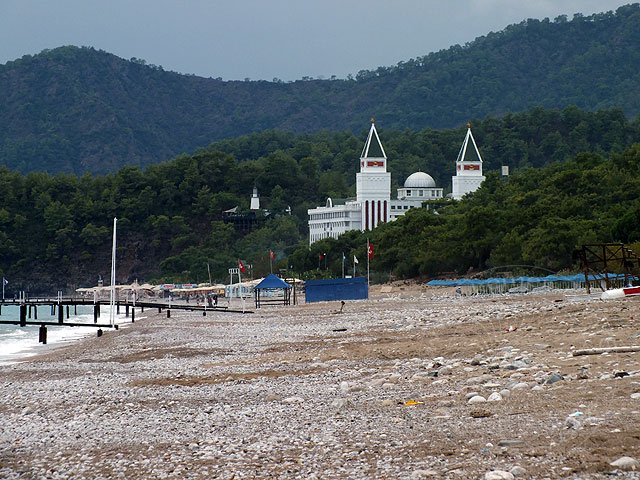 12-10-24-Tekirova-Strand-51-s.jpg - Nur das Amara hat noch Liegen und Schirme draußen