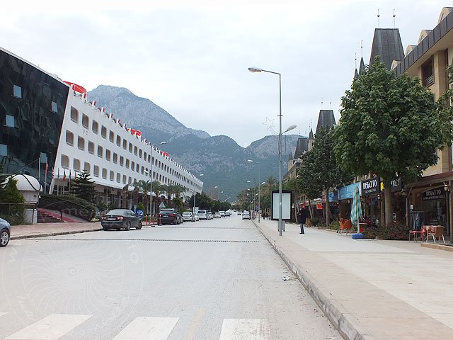 12-01-05-2-Goeynuek-04-s.jpg - In den Einkufsstraßen - wie hier in Göynük - ist es sehr ruhig