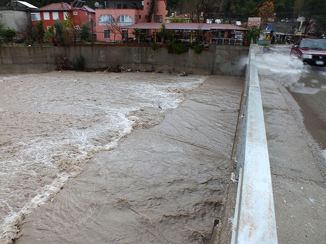 12-01-07-Kemer-24-s.jpg - ein Teil staut sich aber auch auf der Brücke