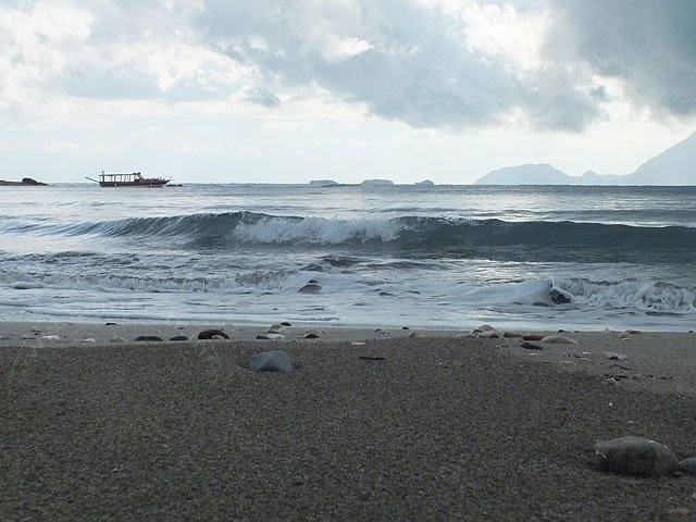 12-01-11-Phaselis-23-s.jpg - In der Südbucht von Phaselis rollen die Wellen an den Strand