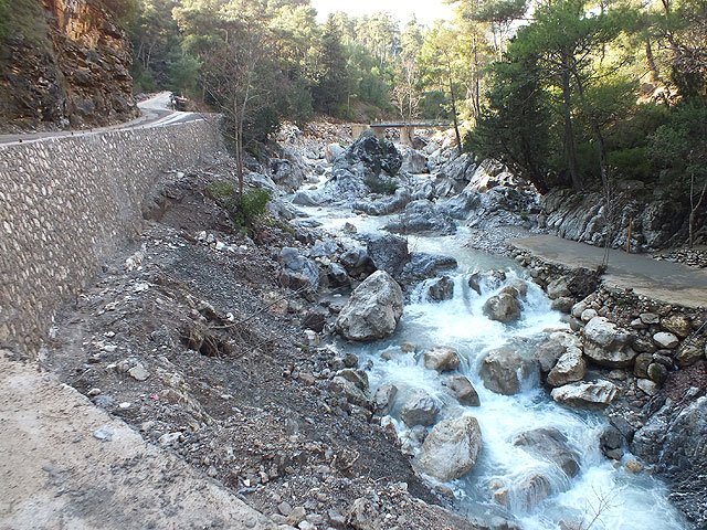 12-01-15-Kuzdere-03-s.jpg - An der alten Brücke in der Schlucht von Kuzdere ist auch reichlich Wasser