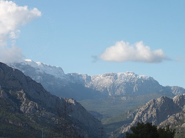 12-01-16-Kemer-03-s.jpg - An sonnigen Tagen blinken die schneebedeckten Berge