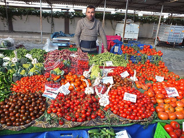 12-01-16-Kemer-56-s.jpg - Richtig Farbe ins Bild bringt dieser Tomatenverkäufer auf dem Markt in Kemer
