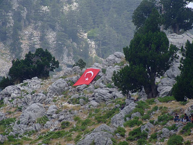 9-07-12-Almfest-033-s.jpg - Eine große türkische Fahne hatte man auf einem der Hügel befestigt