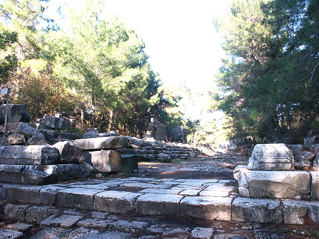 4-12-25-Phaselis-106-s.jpg - In Phaselis stand in der Nähe des Südhafens ebenfalls ein Hadrianstor