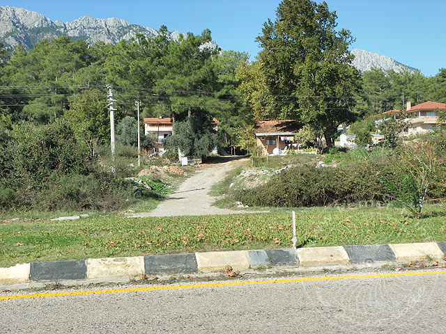 9-11-14-2-Kemer-04.jpg - Dieser Weg führt zum seldschukischen Jagdhaus in Kemer, dann den ersten Weg links, an einer Hütte vorbei, noch über einen kleinen Graben und von da sieht man es schon rechts im Wald liegen