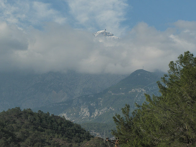 11-01-01-Phaselis-007-s.jpg - Unser Neujahrsspaziergang führte uns nach Phaselis, der Tahtali hatte sich mal wieder mit Wolken umkränzt.