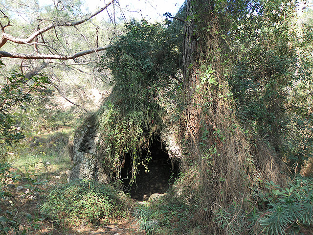 11-01-01-Phaselis-009-s.jpg - Wir folgten erst einigen roten Markierungen vorbei an diesem Gebäude (Grabhaus, Kapelle?)