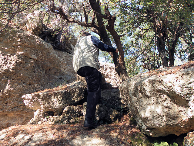 11-01-01-Phaselis-035-s.jpg - Von einer Treppe konnte keine Rede sein, aber irgendwie hangelten wir uns weiter hinauf