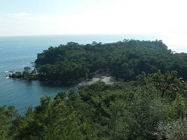 11-01-01-Phaselis-053-s.jpg - Belohnung für die Kletterei waren herrliche Ausblicke, hier auf die Phaselis Halbinsel