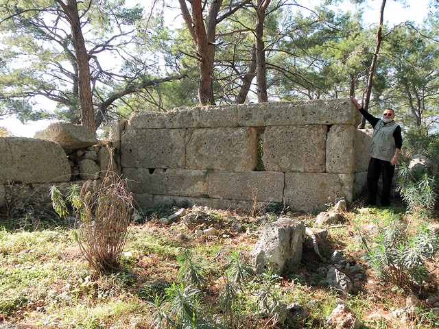 11-01-01-Phaselis-065-s.jpg - Man erkennt so etwas wie eine Schießscharte zwischen den großen Steinblöcken