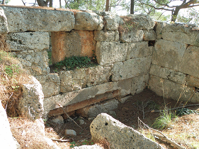 11-01-01-Phaselis-067-s.jpg - Das Gebäude von innen, wahrscheinlich reichen die Wände noch ein ganzes Stück tiefer