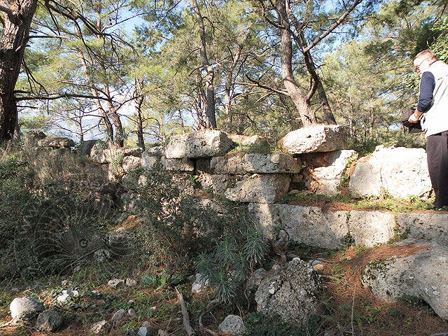 11-01-01-Phaselis-101-s.jpg - Heute ist die Mauer leicht zu überwinden