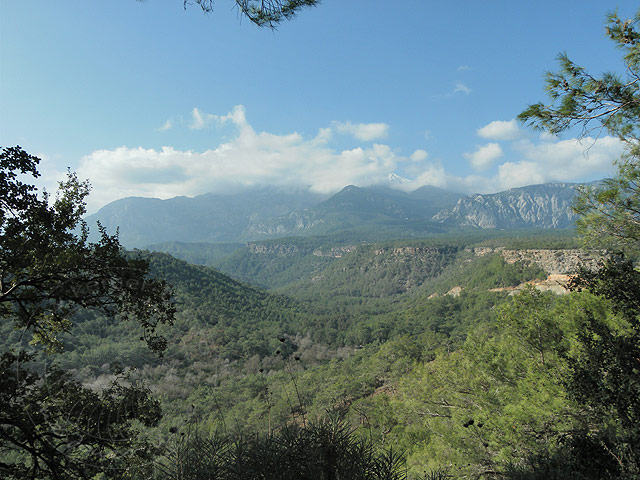 11-01-01-Phaselis-116-s.jpg - Vor dieser Steilkante verläuft die Hauptstraße D-400 nach Süden