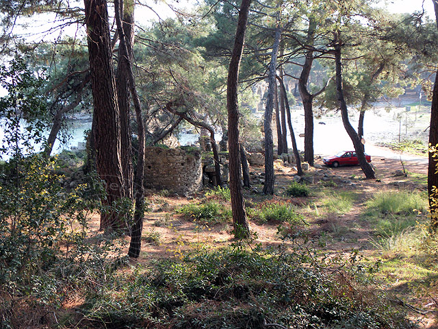 11-01-01-Phaselis-162-s.jpg - und schließlich erreichen wir wieder unser Auto, dass wir gleich bei den Ruinen am Nordstrand geparkt hatten. Zwei Stunden teils mühseliger Kletterei, die sich aber durchaus gelohnt haben!