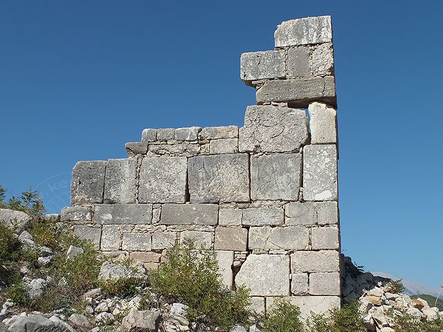 11-10-30-Rhodiapolis-F-039-s.jpg - Reste eines hellenistischen Bauwerks, von vorne sieht es noch recht stabil aus -