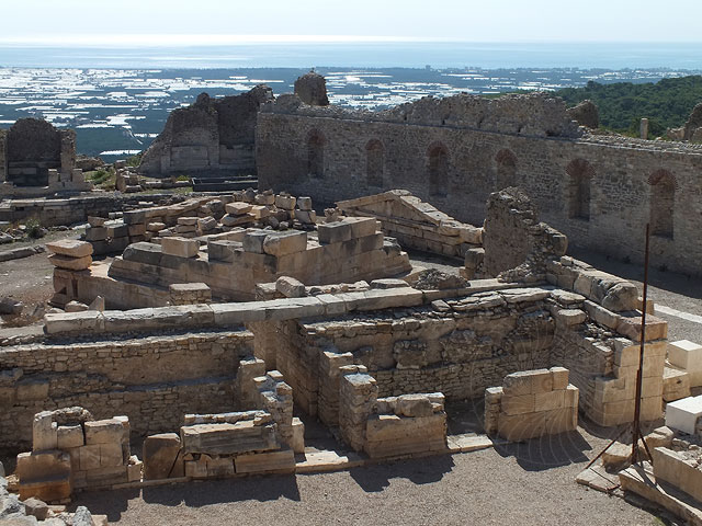 11-10-30-Rhodiapolis-F-050-s.jpg - Die Ruinen des Bühnenhauses, dahinter das Opramoas Mausoleum