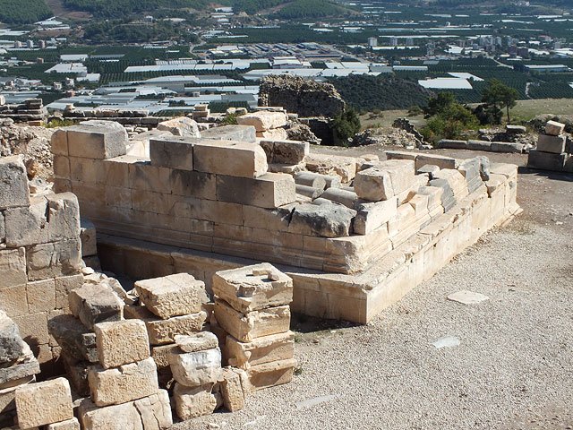 11-10-30-Rhodiapolis-F-091-s.jpg - Das Opramoas Mausoleum, links vorne Teilestücke der Sitzreihen des Theaters