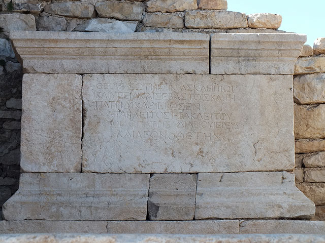 11-10-30-Rhodiapolis-F-108-s.jpg - Restaurierter Sockel mit Inschrift