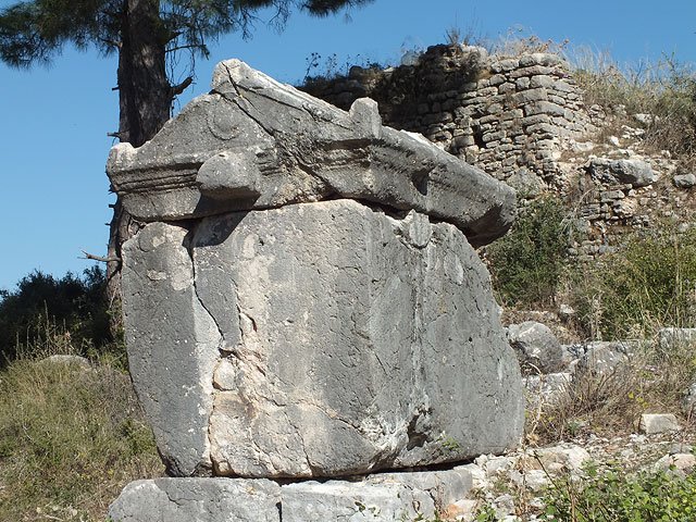 11-10-30-Rhodiapolis-F-197-s.jpg - Sarkophag mit Deckel am Eingang/Ausgang zur Ausgrabungsstätte