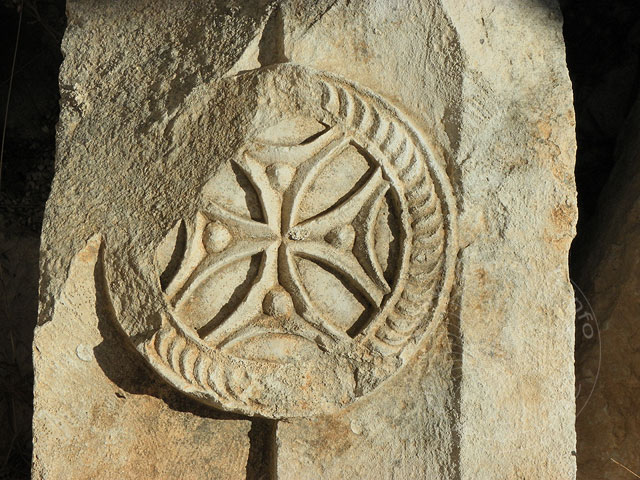 11-10-30-Rhodiapolis-S-043-s.jpg - Weihekreuz - aus gebogenen Linien und mit einem Kreis umschlossen