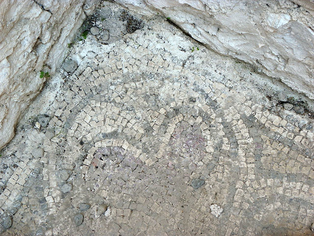 11-10-30-Rhodiapolis-S-048-s.jpg - Herzförmiges Blatt im Bodenmosaik, ähnlich wie auch in Phaselis und Idyros (Kemer)