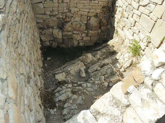 11-10-30-Rhodiapolis-S-086-s.jpg - Hier hat man die Mauern bis auf den gewachsenen Fels frei gelegt