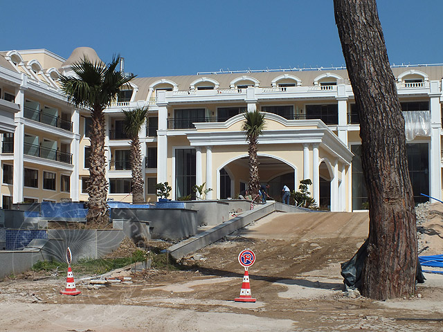 14-04-07-Beldibi-45-s.jpg - Inzwischen (April 2014) scheint das Haus den Besitzer/Namen gewechselt zu haben, es wird jetzt als Premier Palace mit Eröffnung Anfang Mai beworben