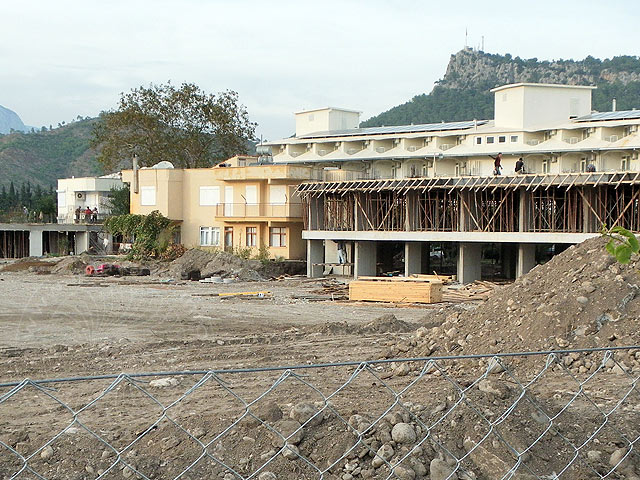 10-11-30-Kiris-12-s.jpg - Die neuen Bettenhäuser entstehen vor den "alten" Hotelbauten von 2007