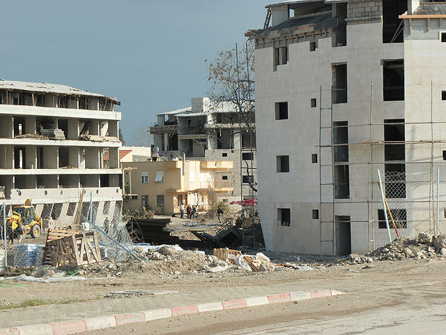 11-01-12-Daima-Kiris-06-s.jpg - Zwischen den Neubaublocks stehen immer noch die Wohnhäuser