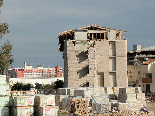 11-01-12-Daima-Kiris-07-s.jpg - Das Treppenhaus sieht noch nicht sehr vertrauenerweckend aus