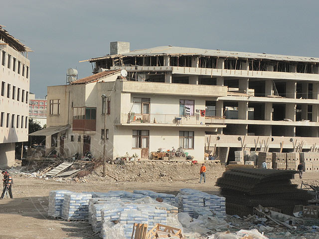 11-01-12-Daima-Kiris-12-s.jpg - Leben auf der Baustelle