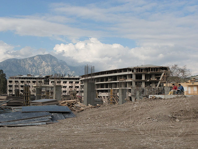 11-01-12-Daima-Kiris-18-s.jpg - Zwischen den Häusern wird noch etwas gebaut (Restaurant?)